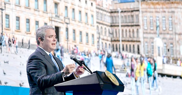 El Presidente manifestó que en este momento en el país “hay personas que quieren capitalizar políticamente el caos, quieren capitalizar políticamente el llamado a la desestabilización, y a mí me parece que eso no es responsable”.