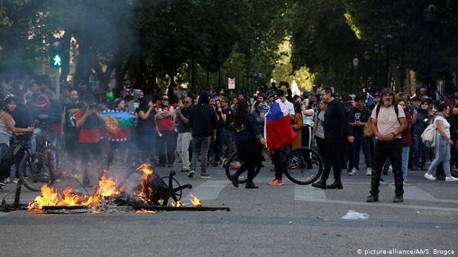 Las marchas han ido perdiendo fuerza con el paso de los días, aunque sigue existiendo descontento en las calles y episodios de violencia con saqueos, incendios y destrucción de mobiliario público.