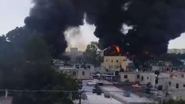 Columnas de humo negro y las llamas se podían ver desde el centro de la capital, y el incendio "provocó el pánico" en la zona industrial.
