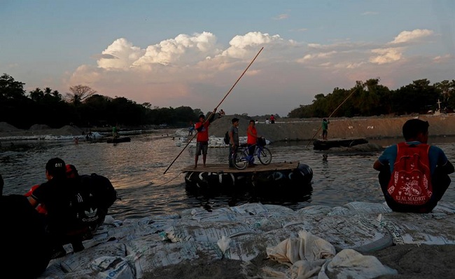 Los migrantes ingresaron en condición irregular a territorio mexicano al atravesar el río Suchiate, motivadas irresponsablemente por sus líderes.
