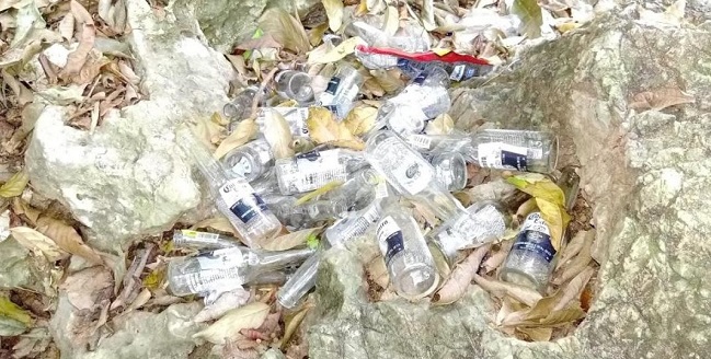 Toda clase de desechos son arrojados por algunos turistas que visitan el río Jordán en Montes de Oca.