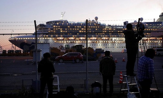El navío, tenía previsto llegar este sábado a la ciudad japonesa de Yokohama, pero las autoridades niponas le denegaron la entrada después de que una persona a bordo mostrara síntomas similares a los del coronavirus.