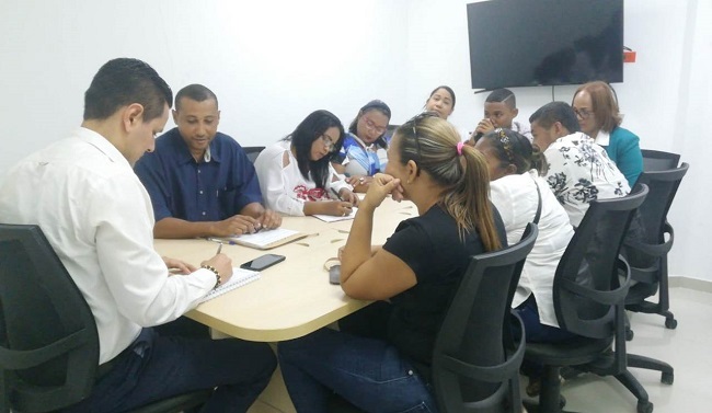 El gerente de Electricaribe en La Guajira, Sneider Lobo lideró una mesa de trabajo con los ediles de la Comuna 6 de Riohacha.