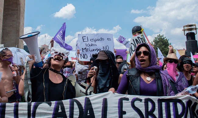 La tibieza con la que ha condenado estos crímenes el presidente de México, Andrés Manuel López Obrador, quien llegó a culpar al neoliberalismo por los feminicidios.