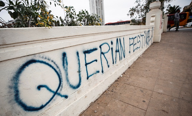 Una pintada en contra de la celebración del Festival Internacional de la Canción de Viña del Mar es vista este lunes luego de una protesta en contra de la celebración del Festival. Foto EFE.