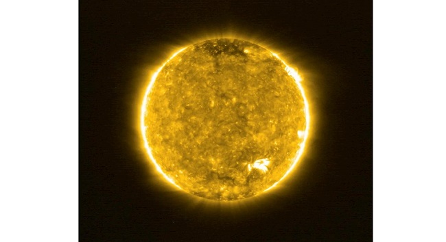 Vista del Sol, en la imagen más cercana nunca tomada de nuestra estrella, realizada por la misión europea Solar Orbiter, con importante participación española, a 77 millones de kilómetros del astro y que muestra las minierupciones solares, llamadas de manera informal "hogueras". EFE/Solar Orbiter/EUI Team (ESA y NASA).