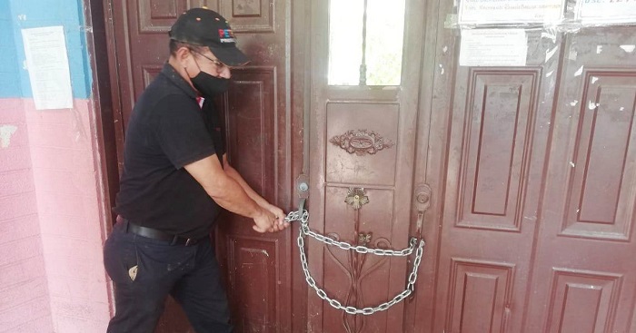 Padre de familia han tomado la decisión de cerrar la puerta principal de la institución educativa