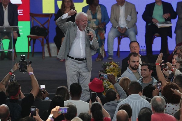 El candidato a la presidencia de Brasil por el Partido de los Trabajadores, Luiz Inácio Lula da Silva, asiste a un encuentro con evangélicos en São Gonçalo, Río de Janeir.