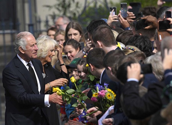 El Rey Carlos III y la reina consorte Camila, saludan a las personas que aguardaban su llegada al Castillo de Hillsborough, en Belfast, Irlanda del Norte.