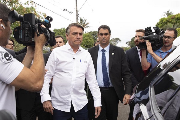 El presidente Jair Bolsonaro ha acusado a su rival en las presidenciales, Luiz Inácio Lula da Silva, de querer cerrar iglesias si gana las elecciones.