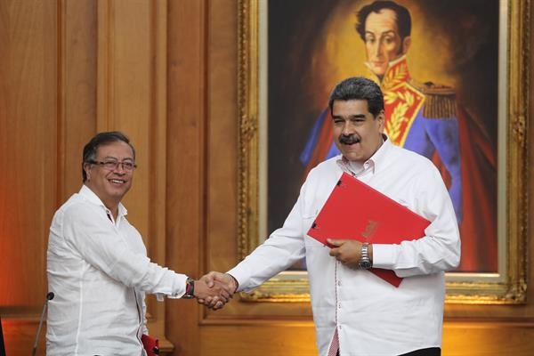 El presidente de Colombia, Gustavo Petro, junto al de Venezuela, Nicolás Maduro durante su reunión en Caracas.
