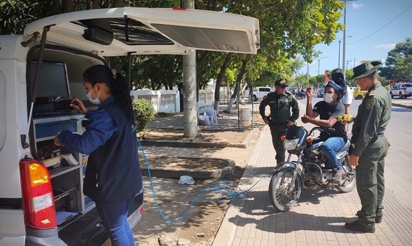 Un operativo relámpago de control y monitoreo de emisión de gases a automotores realizó en esta ciudad la Corporación Autónoma Regional de La Guajira.