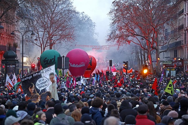 Los manifestantes marchan durante una huelga nacional contra la reforma gubernamental del sistema de pensiones, en París, Francia.