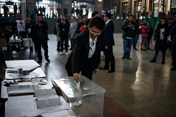 Ciudadanos participan en las elecciones de los segundos comicios constituyentes en el centro de votación Estación Mapocho en Santiago.