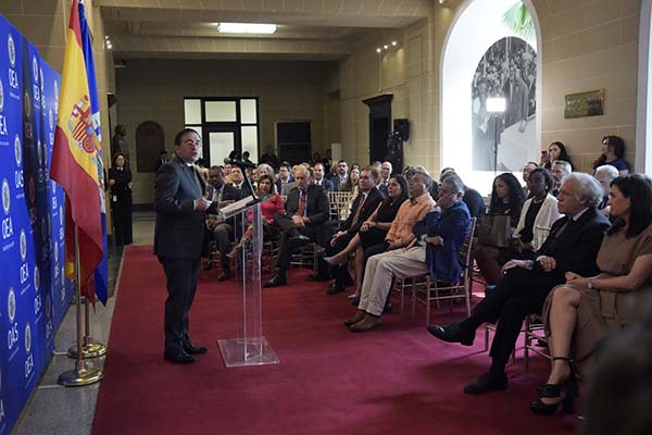 El ministro de Asuntos Exteriores de España, José Manuel Albares, habla en una reunión oficial.
