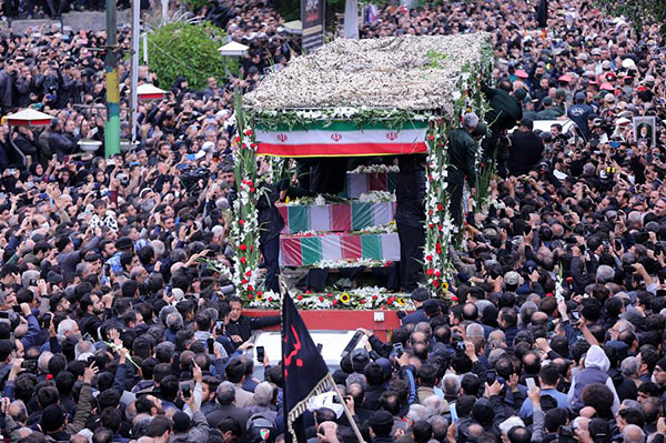 Vista del homenaje al difunto presidente Ebrahim Raisi y sus ayudantes durante su funeral en Tabriz, noroeste de Irán, este martes.