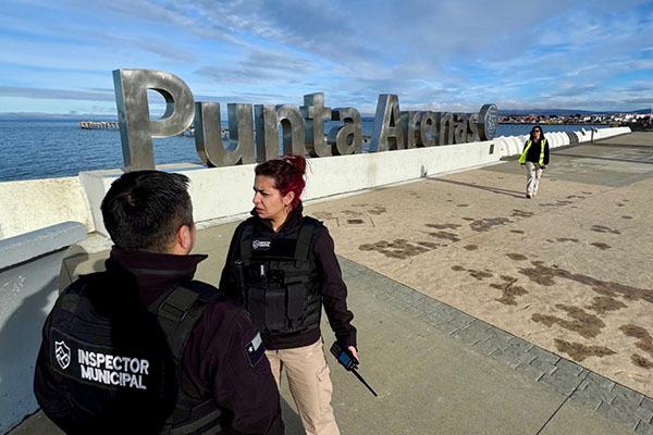 Inspectores municipales trabajan en evacuar a las personas desde la zona costera hacia una zona segura después del sismo este viernes, en la ciudad de Punta Arenas (Chile).