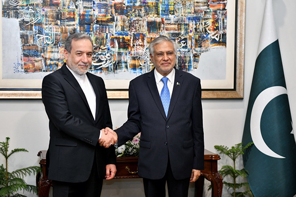 El ministro de Asuntos Exteriores iraní, Abbas Araghchi, estrecha la mano del viceprimer ministro paquistaní, Ishaq Dar, durante una reunión en Islamabad, Pakistán.