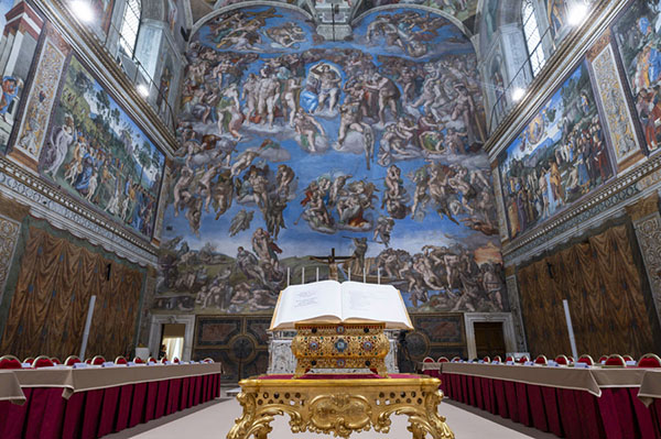 Los 133 cardenales que elegirán al nuevo Papa están encerrados en la Capilla Sixtina, ante el fresco de Juicio Final de Miguel Ángel y donde todo está ya preparado, aseguró la directora de los Museos Vaticanos, Barbara Jatta. EFE/ Vatican Media