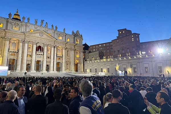 Los fieles reunidos en la Plaza de San Pedro observan cómo sale humo negro de la chimenea de la Capilla Sixtina el primer día del cónclave para elegir al nuevo papa en la Ciudad del Vaticano. EFE/EPA/Angelo Carconi Los fieles reunidos en la Plaza de San Pedro observan cómo sale humo negro de la chimenea de la Capilla Sixtina el primer día del cónclave para elegir al nuevo papa en la Ciudad del Vaticano. EFE/EPA/Angelo Carconi