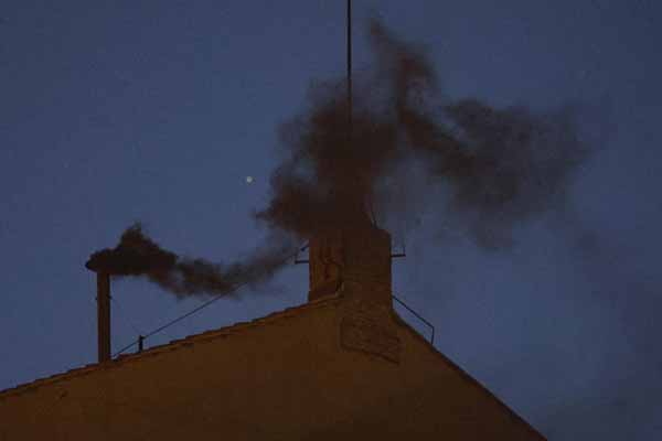 Humo negro sale de la chimenea de la Capilla Sixtina el primer día del cónclave para elegir al nuevo Papa en la Ciudad del Vaticano. EFE/EPA/Ettore Ferrari