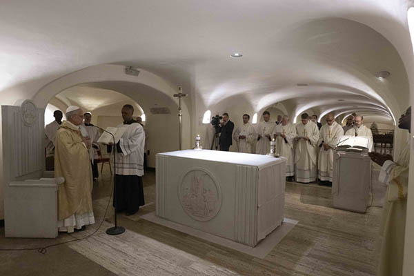 Tras la misa, el papa León XIV se acercó a las tumbas de sus antecesores que están en esas Grutas y ha rezado ante ellas. EFE/Vaticano Dicasterio Per La Comunicazione/Francesco Sforza