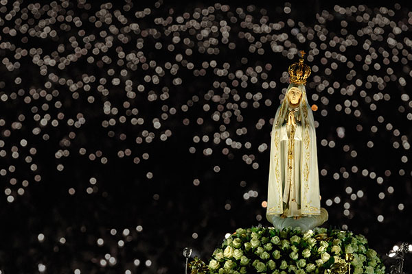 Peregrinos participan en la procesión de velas durante la ceremonia religiosa del Aniversario Internacional de la Aparición de Nuestra