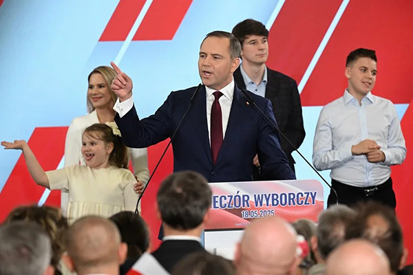 El proeuropeo Rafal Trzaskowski y el conservador soberanista, Karol Nawrocki, se disputarán la segunda vuelta presidencial. EFE