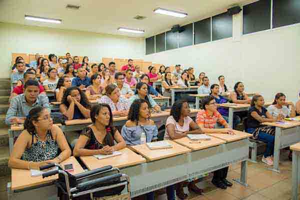 Estudiantes universitarios recibiendo una cátedra. Foto referencia