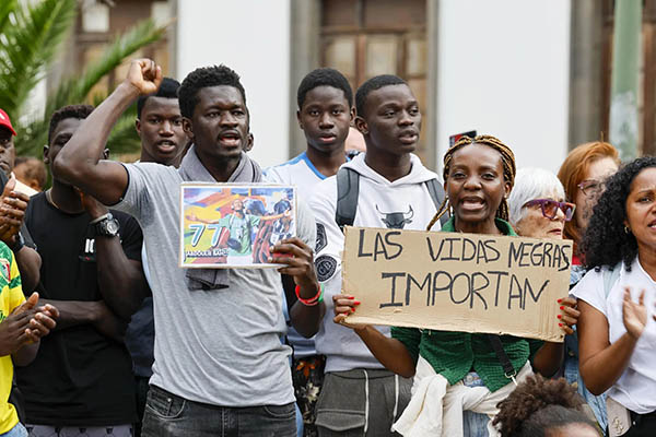 Personas de color en una protesta contra el racismo. Foto EFE