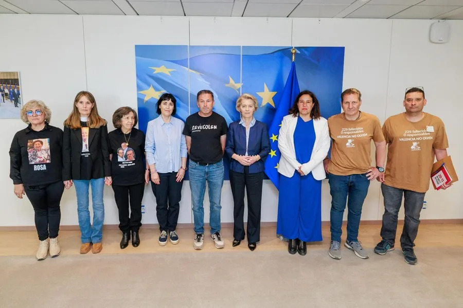 Imagen tomada de la cuenta de la presidenta de la Comisión Europea, Ursula von der Leyen, en la red social X de la reunión que ha mantenido en Bruselas con representantes de las asociaciones de afectados por la dana, que azotó Valencia el pasado octubre. EFE/Ursula von der Leyen vía X