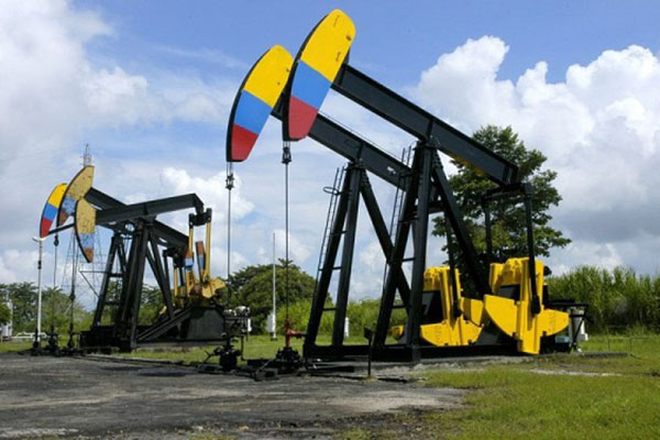 Maquinas extractoras de petróleo en Colombia. Foto archivo