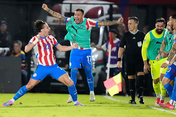 Matías Galarza, jugador de la selección de Paraguay, festejando el gol que le anotó a Uruguay. Foto EFE