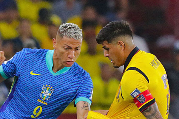 ‘Richarlison’ jugador de la Selección de Brasil enfrentándose con Piero Hincapié, jugador de la selección de Ecuador. Foto EFE