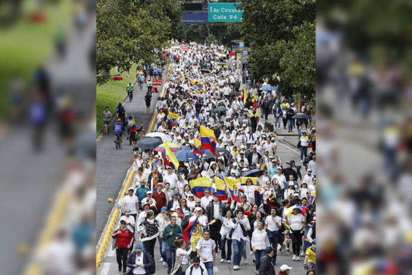 Miles de personas participan en una de las caminatas por la paz y en apoyo al senador Miguel Uribe Turbay, este domingo, en Bogotá. EFE/ Mauricio Dueñas Castañeda