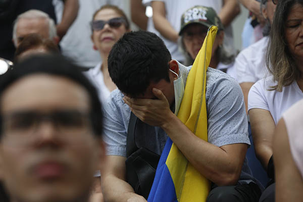 Una persona llora durante una manifestación este domingo, en Cali. EFE/ Ernesto Guzman Jr