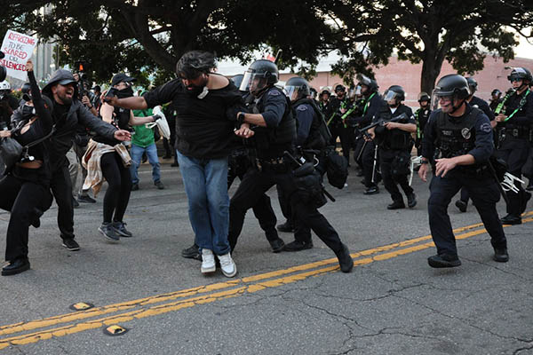 La policía detiene a un manifestante durante una protesta contra las recientes redadas de ICE en Los Ángeles, California. EFE/EPA/Allison Dinner