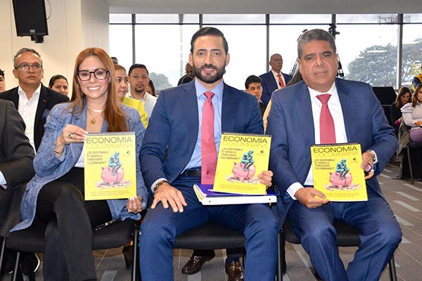 Carlos Hernán Rodríguez Becerra, Contralor de la República en compañía de funcionarios de la Contraloría.