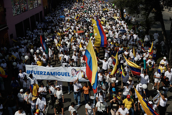 La movilización popular fue convocada tras el atentado en el que fue gravemente herido el pasado 7 de junio el Senador y precandidato presidencial Miguel Uribe Turbay, y tras la oleada terrorista que tres días después dejó ocho muertos y más de 80 heridos en el suroeste del país. EFE/Ernesto Guzmán