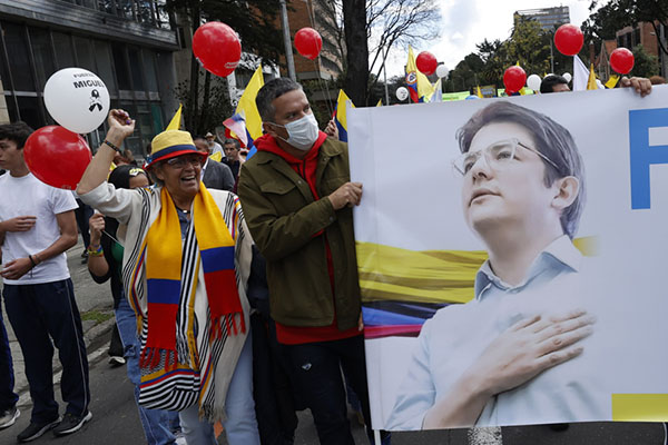 Altar elaborado por simpatizantes del senador Miguel Uribe, frente a la Clínica Santa Fe de Bogotá en Bogotá. EFE/ Mauricio Dueñas Castañeda