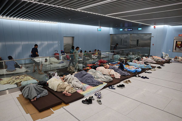 Personas pasan la noche en la estación subterránea del tren ligero de Tel Aviv, en medio de la continua amenaza de misiles balísticos iraníes, en Tel Aviv. EFE/EPA/Abir Sultan