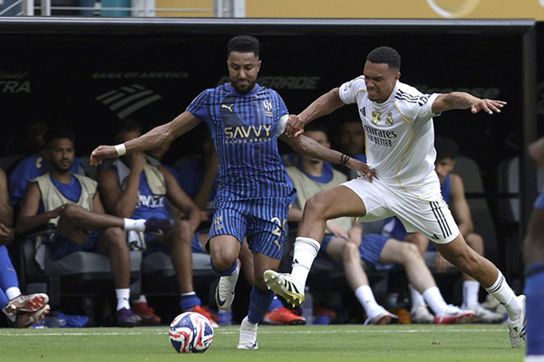 Trent-Alexander Arnold, lateral y nuevo jugador del Real Madrid, enfrentándose con un jugador del Al Hilal por un balón dividido.