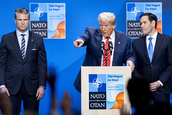 Donald Trump asiste a una conferencia de prensa con el secretario de Defensa, Pete Hegseth y el secretario de Estado, Marco Rubio tras la cumbre de la OTAN en La Haya, Países Bajos. EFE/EPA/Robin van Lonkhuijsen