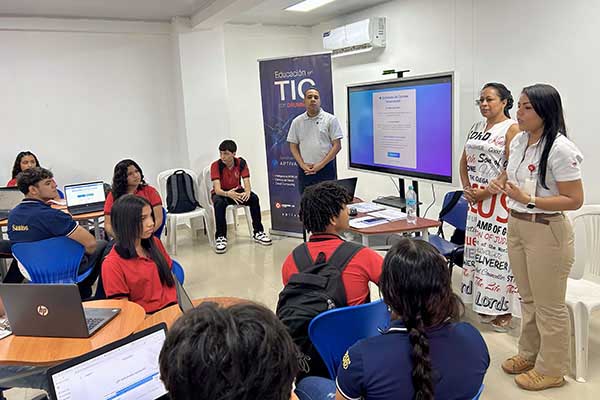 Funcionarios de Drummond realizando la capacitación a los jóvenes de instituciones educativas del departamento del Cesar.