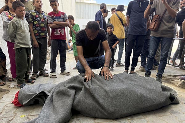 Al Hospital de Al Shifa, fueron trasladados los cuerpos de seis gazatíes, entre ellos tres niños, muertos en ataques contra el campamento de refugiados de Al Shati, al oeste de la capital gazatí. Archivo-EFE/ Str