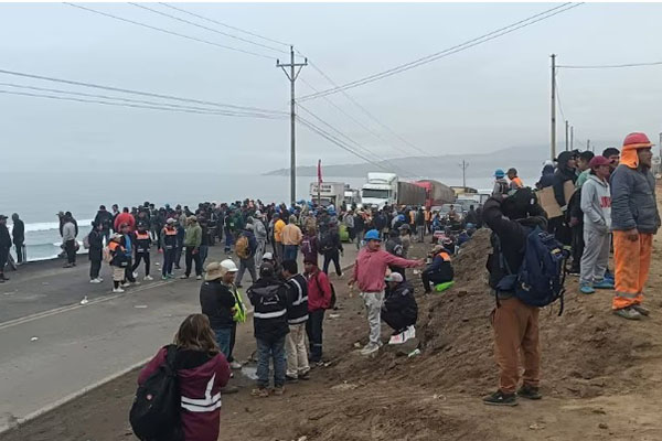Un grupo de mineros mantienen bloqueado el kilómetro 447 de la Panamericana Sur. Foto tomada de Infobae