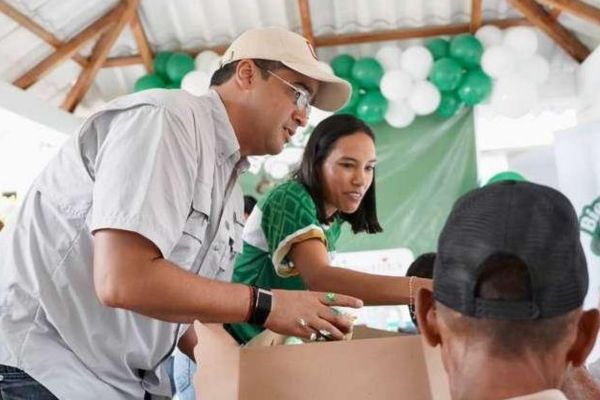 El gobernador Jairo Aguilar Deluque y la gestora social Sara Daza Maestre lideraron el lanzamiento de la estrategia “Bien-estar Tercera Edad” en Fonseca. Foto cortesía Clímaco