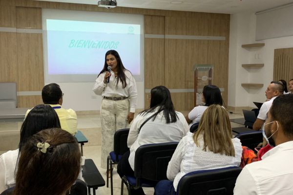 La secretaria de Salud de Maicao, Rita Paola Fuentes, junto a representantes de EPS e IPS del municipio, durante la socialización del seminario-taller