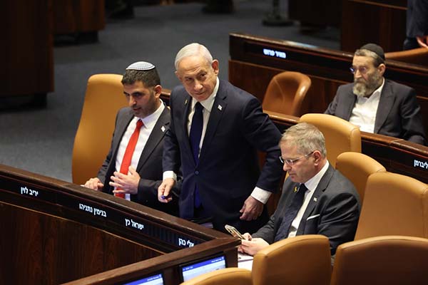 El primer ministro israelí, Benjamin Netanyahu (centro), asiste a una sesión plenaria en la Knéset, el parlamento israelí. EFE/EPA/Abir Sultan