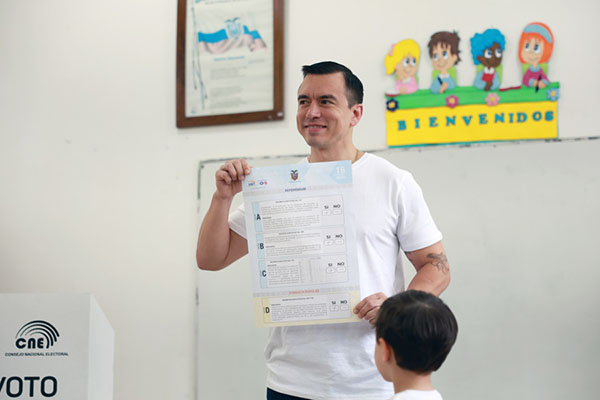 El presidente de Ecuador, Daniel Noboa, posando después de votar para el referéndum en Quito (Ecuador). EFE/ Gianna Benalcazar/ Archivo